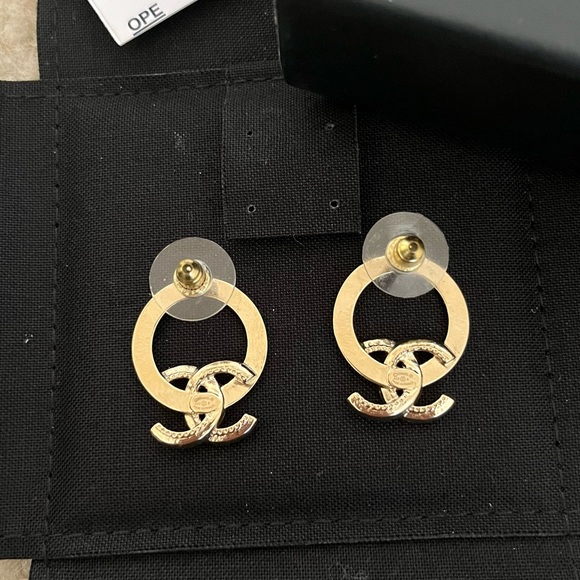 New Chanel CC Logo Drop Earrings 2022 - Picture 7 of 9